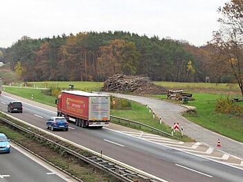 Entlang der A3 - wie hier bei Etzelskirchen - laufen die Vorbereitungen für den Ausbau.  Foto: Andreas Dorsch