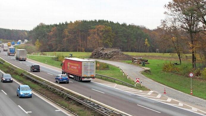 Entlang der A3 - wie hier bei Etzelskirchen - laufen die Vorbereitungen für den Ausbau.  Foto: Andreas Dorsch