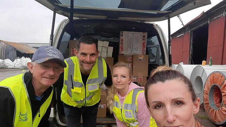 Fridolin Velisek (links) und Dirk Stumpe vom Verein "Bad Brückenau hilft!" gemeinsam mit Larisa Kisliak (2. von rechts) und ihrer Schwester Tatjana bei einem Hilfstransport an die ukrainische Grenze. Foto: Selfie Kisliak