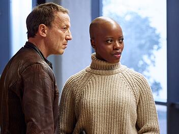 Falke (Wotan Wilke Möhring) und Anaïs Schmitz (Florence Kasumba) ermitteln gemeinsam in Hannover. Interessant, weil der Göttinger "Tatort"-Standort mit dem Duo Kasumba und Maria Furtwängler längst geschlossen wurde. Hatte Kasumba, die kaum in die Handlung eingebunden ist, vielleicht noch das Recht auf einen weiteren "Tatort"-Film?