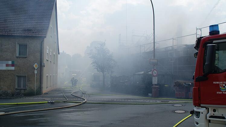Brand im Dachstuhl: Feuer zerst&ouml;rt Doppelhaus im Kreis Bayreuth