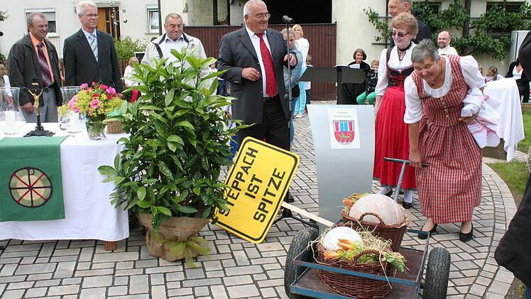 Als örtlich Beauftragter bekam Werner Dallner (Mitte) von den Mitgliedern seiner Vorstandschaft drei Steinkugeln als Geschenk: Für jede der im Verfahren beteilígten Ortschaften Steppach, Stolzenroth und Unterköst einen.