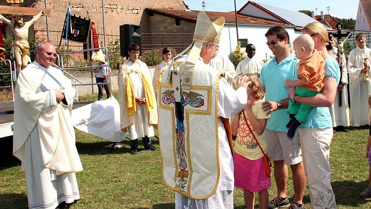 Erzbischof Schick segnet die Kinder.