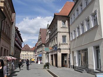 In bester Lage stehen in der Forchheimer Hauptstraße Geschäfte leer: Rechts der ehemalige NKD-Laden, auf der anderen Straßenseite die Eisdiele Venezia. Foto: Roepert