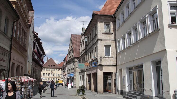 In bester Lage stehen in der Forchheimer Hauptstraße Geschäfte leer: Rechts der ehemalige NKD-Laden, auf der anderen Straßenseite die Eisdiele Venezia. Foto: Roepert