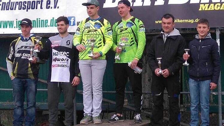Vater Marco und Sohn Maximilian Langbein aus Höhn (rechts) stehen nach dem Endurorennen in Rottleben gemeinsam auf dem Treppchen.