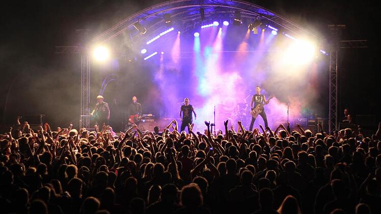 2200 Besucher tanzten bei der zehnten Auflage des Kronacher Festivals "Die Festung Rockt". Foto: Mariell Dörrschmidt