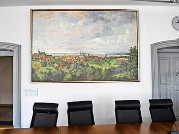 Umstrittenes Nazi-Erbe im Rathaus Maxplatz: Seit den späten 30er Jahren hängen hier zwei Bamberg-Ansichten. Auftraggeber war NSDAP-Kreisleiter Zahneisen, der für die Deportierung mehrerer Bürger ins KZ Dachau mitverantwortlich war. Links unten die Erklärtafel.  Foto: Ronald Rinklef