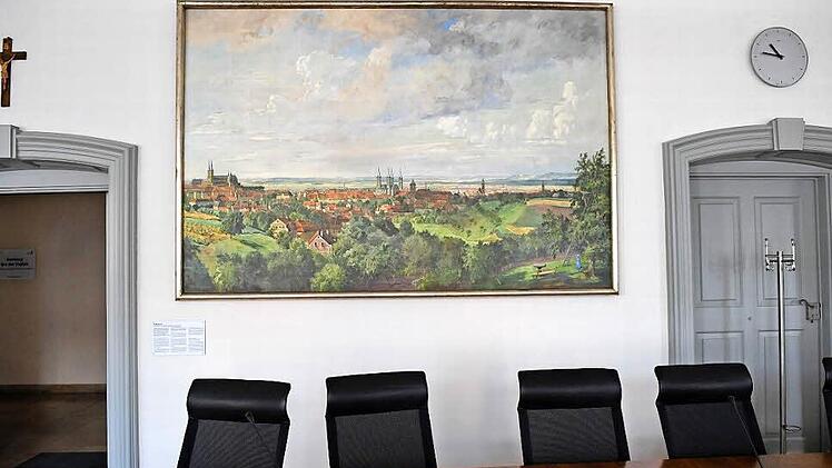 Umstrittenes Nazi-Erbe im Rathaus Maxplatz: Seit den späten 30er Jahren hängen hier zwei Bamberg-Ansichten. Auftraggeber war NSDAP-Kreisleiter Zahneisen, der für die Deportierung mehrerer Bürger ins KZ Dachau mitverantwortlich war. Links unten die Erklärtafel.  Foto: Ronald Rinklef