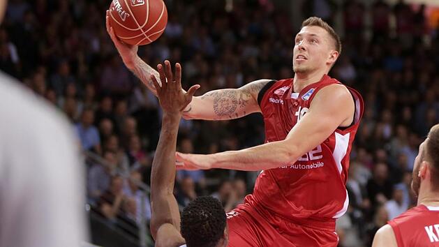 Daniel Theis l&auml;sst sich vom Bonner Yorman Polas Bartolo nicht stoppen und zieht zum Korb. Foto: J&ouml;rn Wolter
