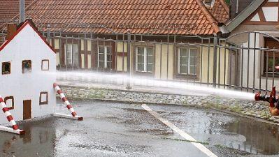 Der Nachwuchs konnte schon mal üben: beim Zielspritzen der Jungfeuerwehr auf dem Kirchplatz. Fotos: Klaus Klaschka