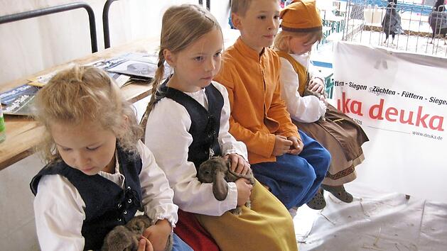 Die Kinder konnten im Deutschordensschloss kleine Kaninchen streicheln.  Foto: Sabine Scheuble