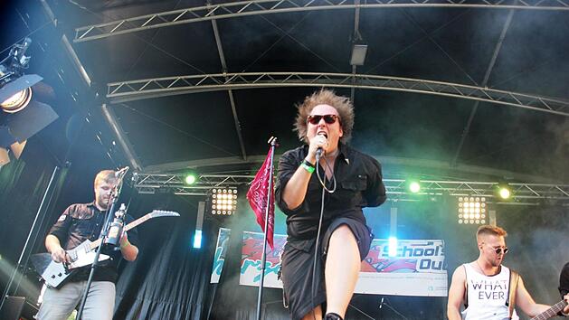 Die "Crashing Crew" rockte am Freitag die B&uuml;hne.  Foto: Richard S&auml;nger