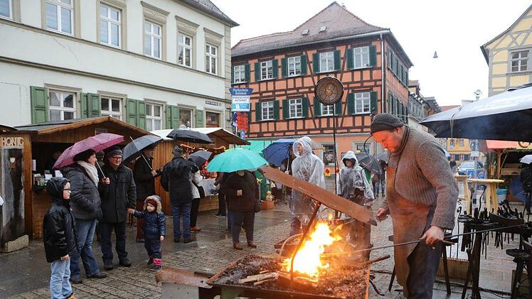 Der Schmied bei der ArbeitFoto: Barbara Herbst