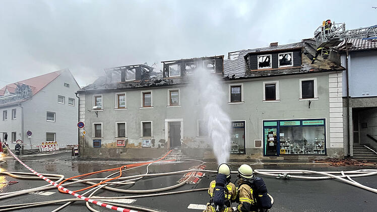 Nach dem tragischen Brand in Thiersheim (Lkr. Wunsiedel), bei dem eine&nbsp;63-jährige Bewohnerin und ihre 39 Jahre alte Tochter ums Leben kamen, ist es am Samstag (01.05.2021) in den frühen Morgenstunden erneut zu einem Großbrand in der Hauptstraße gekommen.