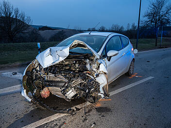 Frontalzusammenstoß auf Staatsstraße: Zwei Personen schwer verletzt Frontalzusammenstoß auf Staatsstraße: Zwei Personen schwer verletzt