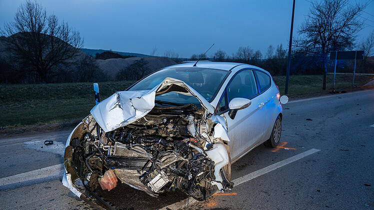 Frontalzusammenstoß auf Staatsstraße: Zwei Personen schwer verletzt