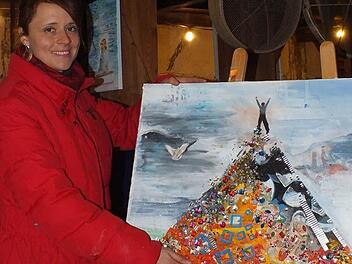 Julia Danisch mit ihrem Werk "Scherbenhaufen"