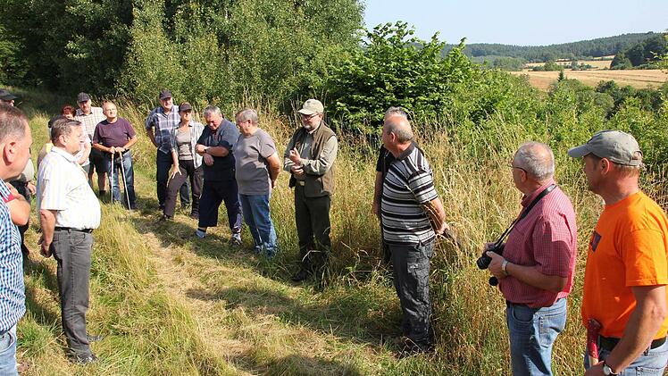 Über die Vorgeschichte zur Aufforstungsfläche im Westen von Kirchlauter informierte Bürgermeister Robert Herrmann als Bürgerwaldsvorsitzender.