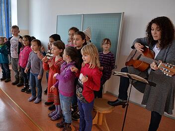 Kinder der Gaustadter Grundschule hießen die Zeitungsleute mit einem Lied willkommen. Fotos: Ronald Rinklef