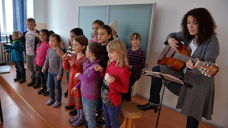 Kinder der Gaustadter Grundschule hießen die Zeitungsleute mit einem Lied willkommen. Fotos: Ronald Rinklef