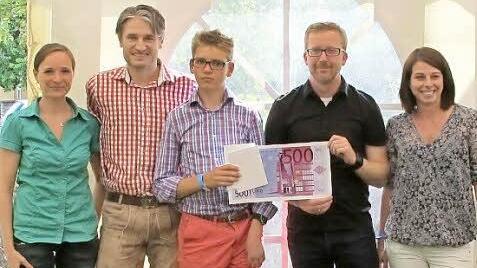 Maxi Jäger (Mitte) erhielt jetzt für seine Vorbereitung auf die Paralympics 2018 eine finanzielle Unterstützung aus dem Labor L+S. Unser Bild zeigt dabei (von links) Michaela Eckert, Gerd Schönfelder, Christian Arndt und Isabell Ballner. Foto: L&S