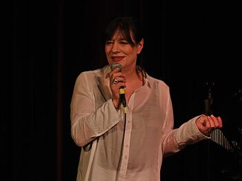 Ulla Meinecke bei ihrem Auftritt in der Haßfurter Rathaushalle  Foto: Brigitte Krause