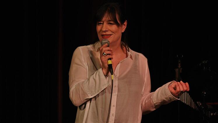 Ulla Meinecke bei ihrem Auftritt in der Haßfurter Rathaushalle  Foto: Brigitte Krause