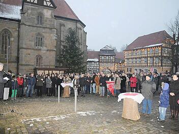 Mit klaren Worten stimmte Königsbergs Bürgermeister Claus Bittenbrünn (l.) beim Neujahrsempfang der Stadt auf dem Marktplatz seine Mitbürger auf die Zukunft seiner Stadt ein. Foto: Gerold Snater
