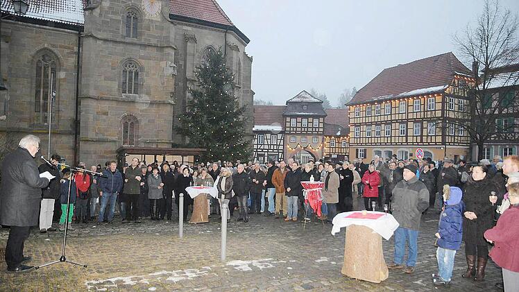 Mit klaren Worten stimmte Königsbergs Bürgermeister Claus Bittenbrünn (l.) beim Neujahrsempfang der Stadt auf dem Marktplatz seine Mitbürger auf die Zukunft seiner Stadt ein. Foto: Gerold Snater