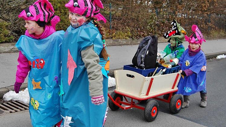 Rosenmontagszug in Stangenroth. Foto: Sigismund von Dobschütz