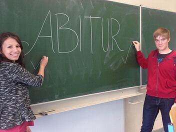 Sandra Hübner und Moritz Brütting können offiziell einen Haken hinter ihr Abitur setzen. Fotos: Luisa Hölzel