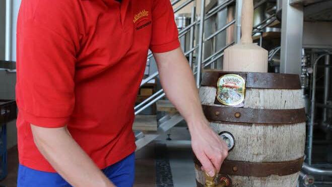 Braumeister Robert Smith zapft Bier ...  Foto: Barbara Herbst