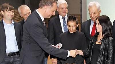 "Bauherr" Veit Bergmann übergibt die Schlüssel an zwei junge Vertreter des Stadtviertels. Foto: Bertram Wagner