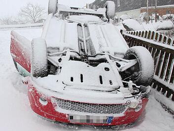 Nach eineinhalb Überschlägen blieb der Wagen in der Hauseinfahrt liegen. Foto: Marco Meißner