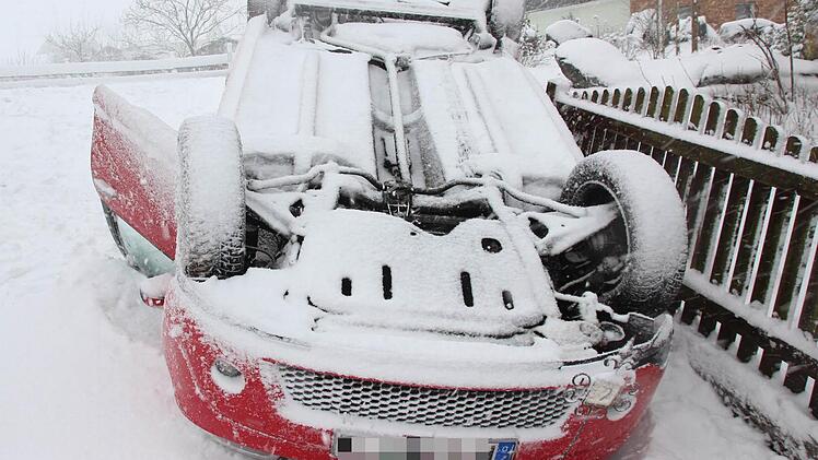 Nach eineinhalb Überschlägen blieb der Wagen in der Hauseinfahrt liegen. Foto: Marco Meißner