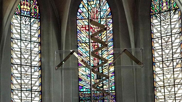 "Die goldene Himmelsleiter" von Ludger Linse schwebt im Chorraum der Coburger Heilig-Kreuz-Kirche. Foto: Jochen Berger