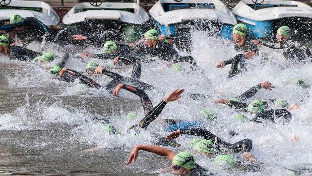 Nichts f&uuml;r Weicheier: Beim Schwimmstart zum Rennen der 2. Bundesliga ging es ordentlich zur Sache.  Foto: Andreas Klupp