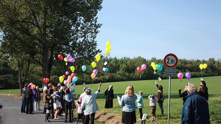 Die mitgebrachten Luftballons versahen die Gäste mit guten Wünschen für den kleinen Elljot und ließen sie dann in den Himmel über Beiersdorf steigen. Foto: Henning Schuster