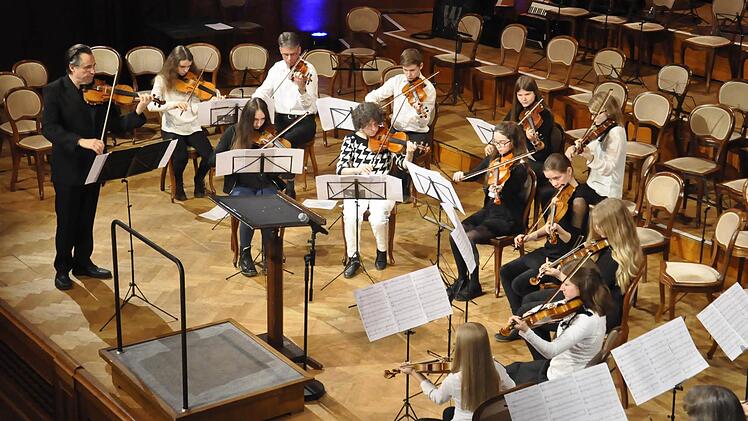 Klein aber fein - das Streichorchester der Städtischen Musikschule unter der musikalischen Leitung von Matthias Klink. Foto: Peter Klopf