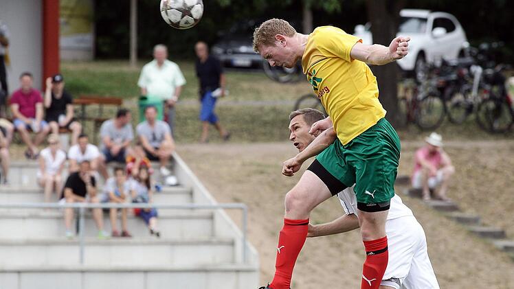 Auf Johannes Jessen, hier beim Kopfball, müssen die DJKler im letzten Heimspiel verzichten. Der Innenverteidiger ist gesperrt.  Foto: sportpress