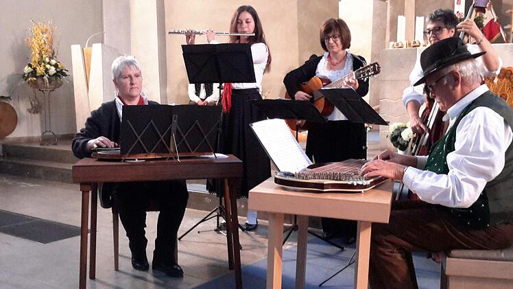 Ob schottisch oder bayerisch, ob auf Rheinländer- oder Kaffeehaus-Art, die Akteure von Martins Stubenmusik spielten sehr variantenreich auf. Rolf Pralle