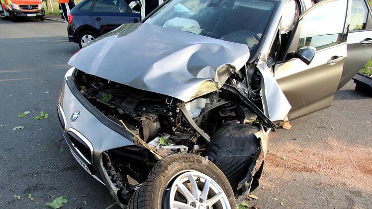 Am BMW entstand ein Totalschaden.   Foto: Richard Sänger