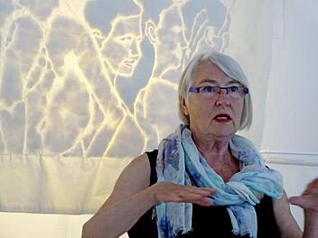 Edelgard Stryzewski-Dullien stellte ihre Arbeiten im Künstlerhaus bei der Vernissage selbst vor und überraschte mit Ein- und Durchsichten zu ihren Werken.  Foto: Norbert Neugebauer