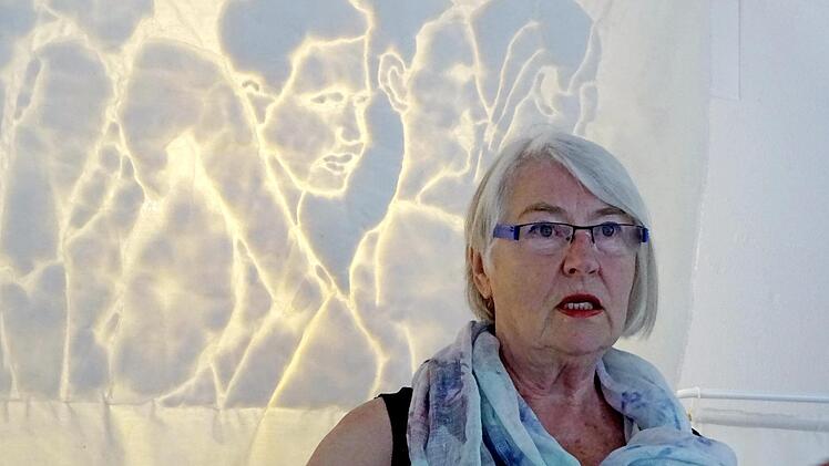 Edelgard Stryzewski-Dullien stellte ihre Arbeiten im Künstlerhaus bei der Vernissage selbst vor und überraschte mit Ein- und Durchsichten zu ihren Werken.  Foto: Norbert Neugebauer