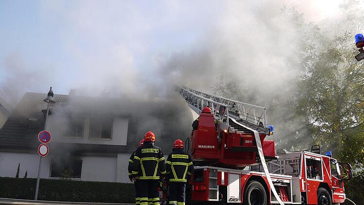 130 Personen waren beim Brand des  Wohnhauses in Ahorn (Landkreis Coburg) im Einsatz.Fotos: Berthold Köhler