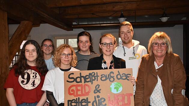 Die Jugend macht sich für das Klima stark. Von links: Mona Prawitz, Sina Lechner, Lilli Mücke, Jasmin Prawitz, Lisa Badum, Chris Ohnemüller und Dagmar Keis-Lechner.Uschi Prawitz