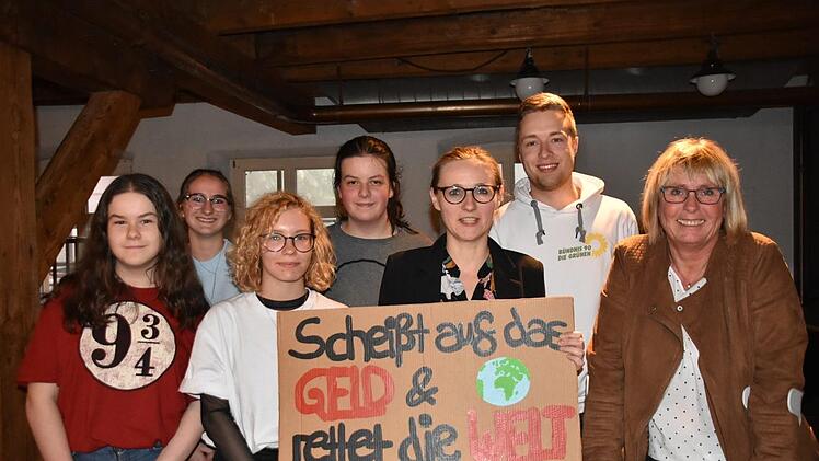 Die Jugend macht sich für das Klima stark. Von links: Mona Prawitz, Sina Lechner, Lilli Mücke, Jasmin Prawitz, Lisa Badum, Chris Ohnemüller und Dagmar Keis-Lechner.Uschi Prawitz