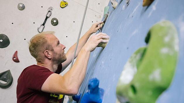 Den n&auml;chsten Griff immer im Blick: J&uuml;rgen Zeu&szlig; nutzt das Klettern als Ausgleichssport zum Joggen oder Radfahren. Foto: Marian Hamacher