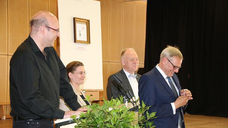 Thomas Reuß, Philippa Schmidt und Helmut Blank (von links) überreichten Joachim Schwigon das Mundstück einer Tuba. Er bekommt ein Jahr lang Unterricht. Thomas Malz